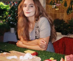 Hollyn aan de keukentafel