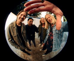 Switchfoot in het zwembad