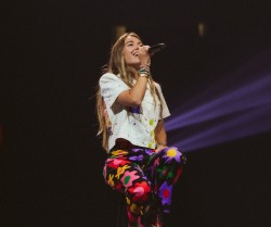 Lauren Daigle kruk