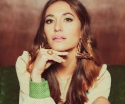 Lauren Daigle hand